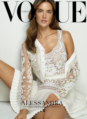 土耳其版《Vogue》邀五位顶级超模拍摄3月刊封面