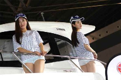 2016第21届中国国际游艇展开幕，看豪华游艇与美女模特