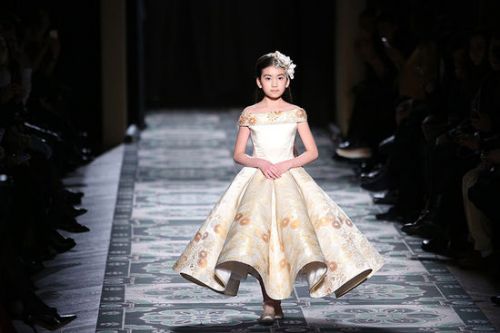 中国9岁萝莉巴黎时装周走秀 儿童模特绣球端庄照片