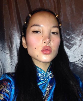 藏族女孩惊艳时装周，高级脸凭什么这么受欢迎？