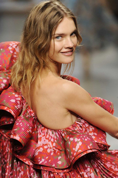 这个故事现在已然成为了时尚界的童话故事：Natalia Vodianova成长于俄罗斯Nizhny Novgorod的一个贫穷的家庭里。她被星探发掘时，只是个在市场里卖水果的小女孩