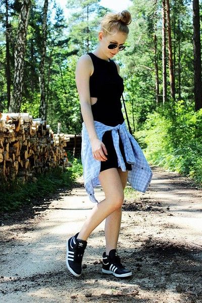 Ewa Sularz New Look裙子,Adidas运动鞋,Lee衬衫。