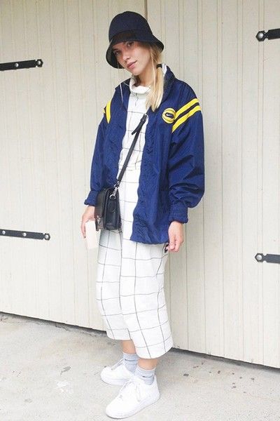 Tuva Holm Nymo A.P.C Paris帽子，Nike袜子、鞋子以及上衣,H&M帽子以及裤子,包袋Monki。