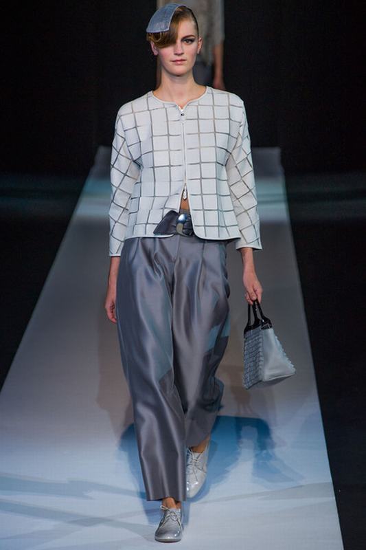 淡雅的线划分出大块的个字形状，低调而高贵。Giorgio Armani 2015春夏系列。