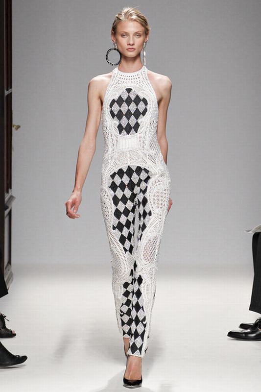 用格子做连衣裙显得整体“通透”，立体感更强。Balmain 2015春夏系列。