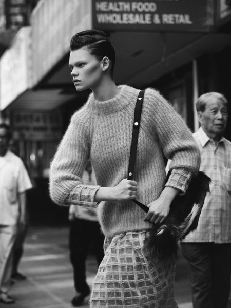　　超模Kelly Mittendorf为《Elle》墨西哥版2014年11月号拍摄一组街拍时尚大片，在摄影师 Paul Morel 的镜头中，Kelly 行走于纽约的唐人街，演绎秋冬的街头时尚。Kelly 穿着Prada、Valentino 和 Fausto Puglisi 等品牌秋冬服饰系列出镜。