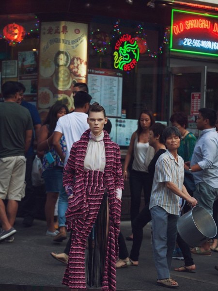 　　超模Kelly Mittendorf为《Elle》墨西哥版2014年11月号拍摄一组街拍时尚大片，在摄影师 Paul Morel 的镜头中，Kelly 行走于纽约的唐人街，演绎秋冬的街头时尚。Kelly 穿着Prada、Valentino 和 Fausto Puglisi 等品牌秋冬服饰系列出镜。