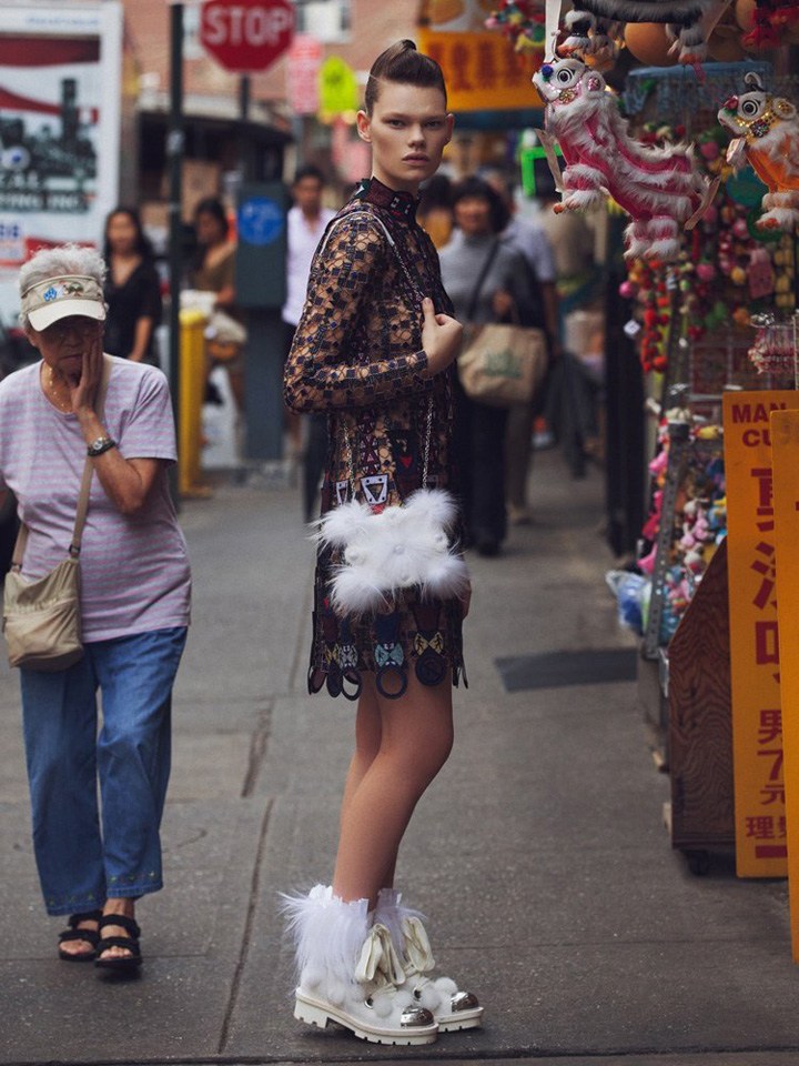 　　超模Kelly Mittendorf为《Elle》墨西哥版2014年11月号拍摄一组街拍时尚大片，在摄影师 Paul Morel 的镜头中，Kelly 行走于纽约的唐人街，演绎秋冬的街头时尚。Kelly 穿着Prada、Valentino 和 Fausto Puglisi 等品牌秋冬服饰系列出镜。