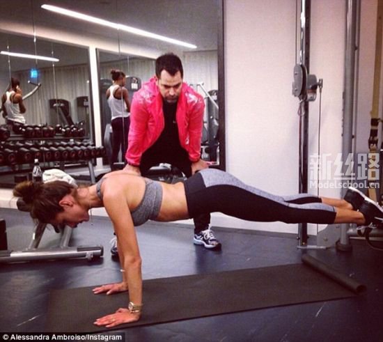 安布罗西奥在健身房中训练支持