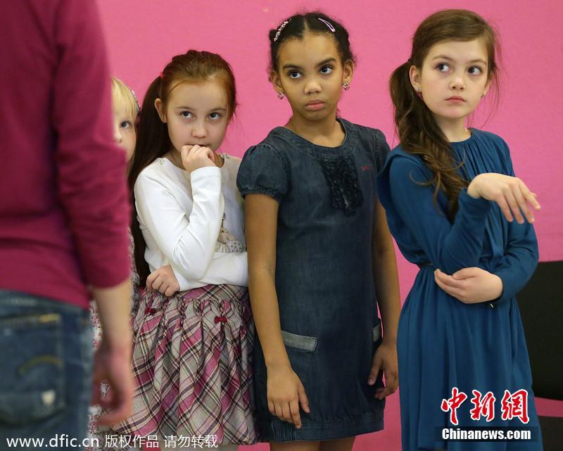走进莫斯科少儿模特学校 看小麻豆如何练成的