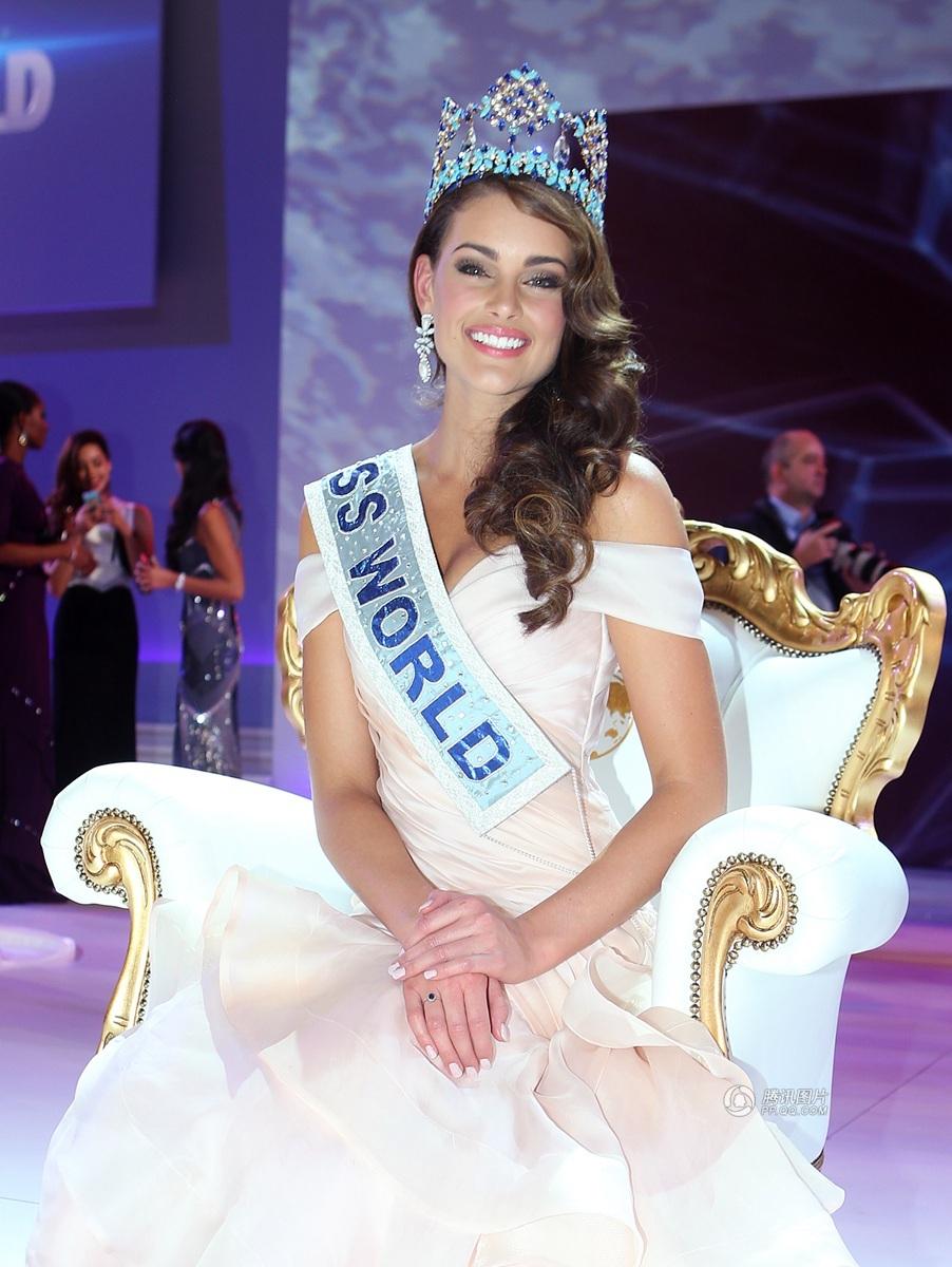 冠军获得者南非小姐Rolene Strauss，身高177厘米，今年22岁，在自由州大学学习医学研究专业，证明了她不仅具有美貌，也具有聪慧的头脑。