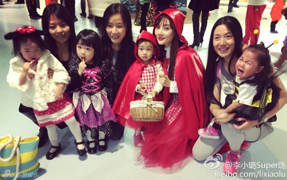 昨天凌晨，李小璐在微博晒出一组自己参加女儿甜馨幼儿园万圣节派对的照片。母女俩穿上母女装的小红帽服装，看上去十分可爱。