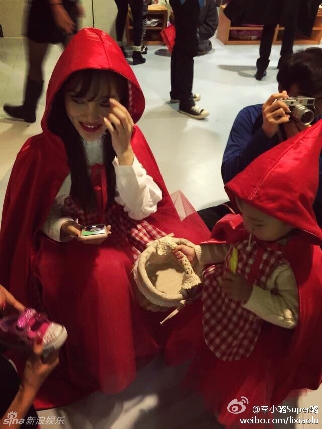 昨天凌晨，李小璐在微博晒出一组自己参加女儿甜馨幼儿园万圣节派对的照片。母女俩穿上母女装的小红帽服装，看上去十分可爱。