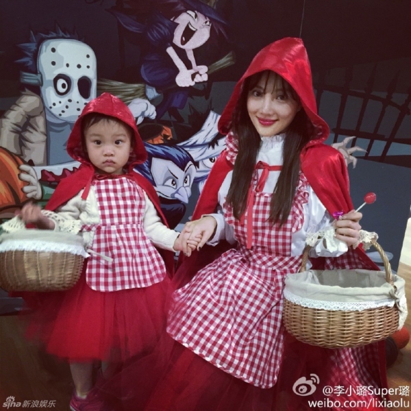 昨天凌晨，李小璐在微博晒出一组自己参加女儿甜馨幼儿园万圣节派对的照片。母女俩穿上母女装的小红帽服装，看上去十分可爱。