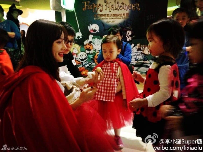 昨天凌晨，李小璐在微博晒出一组自己参加女儿甜馨幼儿园万圣节派对的照片。母女俩穿上母女装的小红帽服装，看上去十分可爱。