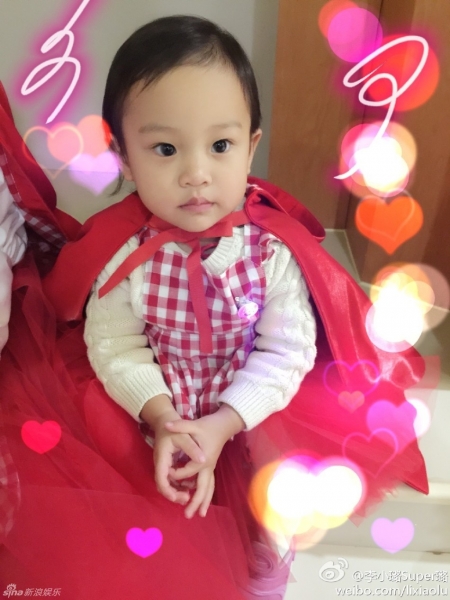 昨天凌晨，李小璐在微博晒出一组自己参加女儿甜馨幼儿园万圣节派对的照片。母女俩穿上母女装的小红帽服装，看上去十分可爱。