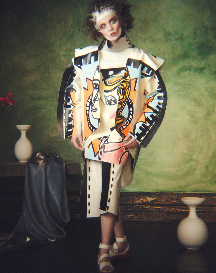 Beth Postle Alcantara 无袖夹克、高领上衣、 短裤 价格待定，Prada 真皮凉鞋 510英镑