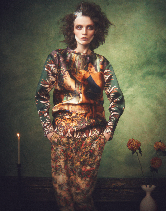Aquilano Rimondi 合成橡胶质感裙子 810英镑， Vivienne Westwood 丝质长裤 418 英镑