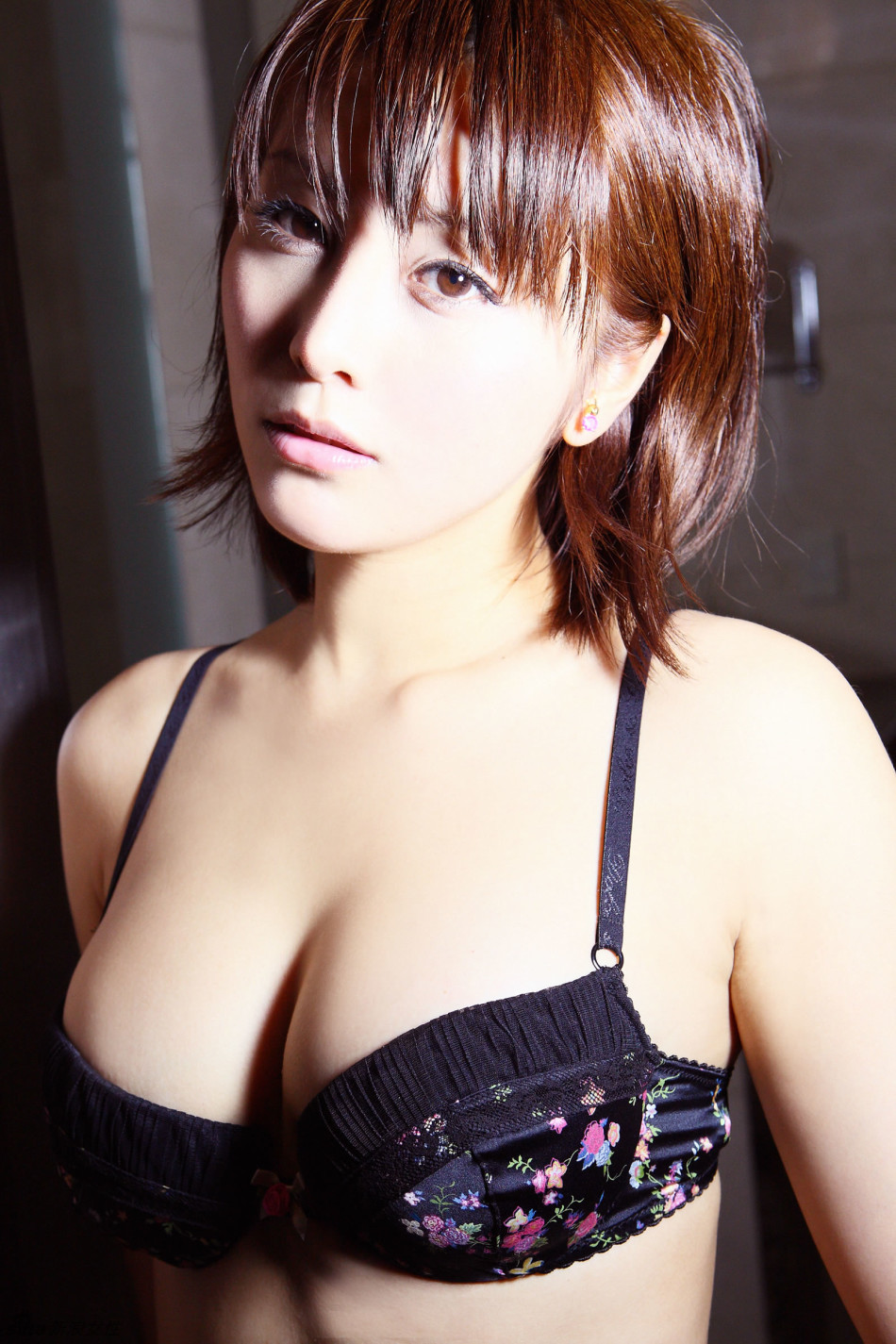 小川麻美的个性短发在一众写真女明星中格外显眼。短发女人也可以性感和可爱！