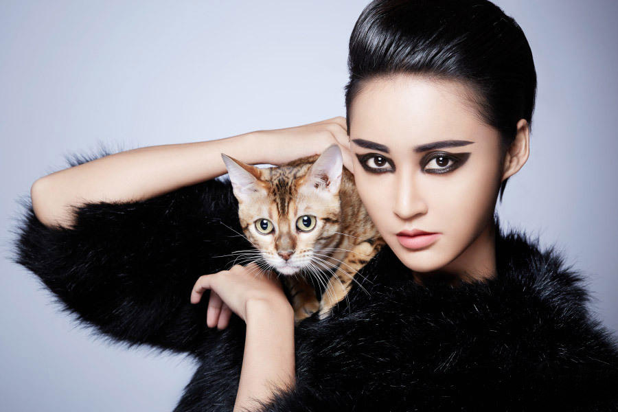 张歆艺一组猫眼妆美图曝光，个性的二姐自己扮演“喵星人”还不忘将其爱宠胖头君拉到镜头前做模特儿，将甜美、酷感、魅惑、优雅四个系列展现淋漓。魅惑的色调、纤长的线条配上二姐欲罢不能的招牌笑容和妩媚眼神，二姐勇于用色彩表达自我，“喵妆”也将成为今年圣诞“做范儿”的新时尚。
