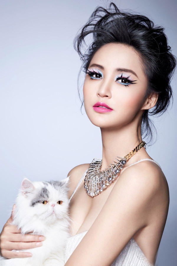 张歆艺一组猫眼妆美图曝光，个性的二姐自己扮演“喵星人”还不忘将其爱宠胖头君拉到镜头前做模特儿，将甜美、酷感、魅惑、优雅四个系列展现淋漓。魅惑的色调、纤长的线条配上二姐欲罢不能的招牌笑容和妩媚眼神，二姐勇于用色彩表达自我，“喵妆”也将成为今年圣诞“做范儿”的新时尚。
