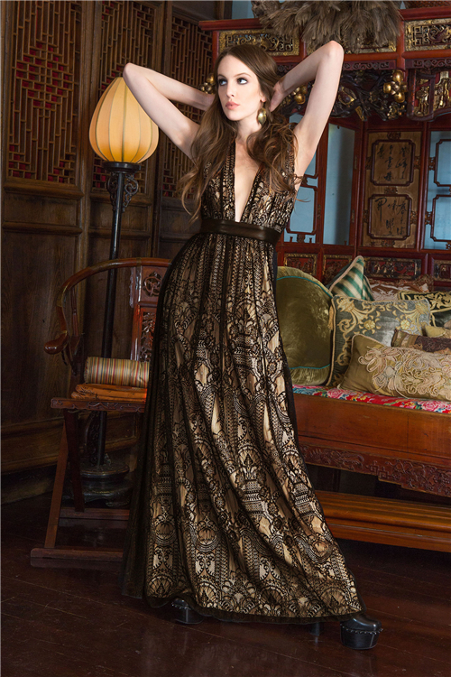 Alice + Olivia的设计师Stacey Bendet风俗用浮夸的设计元素计划每一系列、每一场秀的打扮，而这次因此 Loulou de la Falaise为灵感创作的2015早秋系列打扮。 Loulou de la Falaise是一代时尚偶像为灵感所创作的衣饰， 在70年月她不停都是Yves Saint Laurent生前打扮计划的灵感缪斯。本次系列大部门图案都黑白常富厚的，好比橙色的锦缎，绣花亮片和多色涡纹图案,而且更有大量的仿麂皮图案。