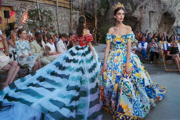 Dolce & Gabbana Alta Moda秀在意大利举行，所有宾客都需乘船到 Capri 岛上观看走秀，整场秀依靠着意大利海滨，无论是场景还是服装，都是那么的完美。