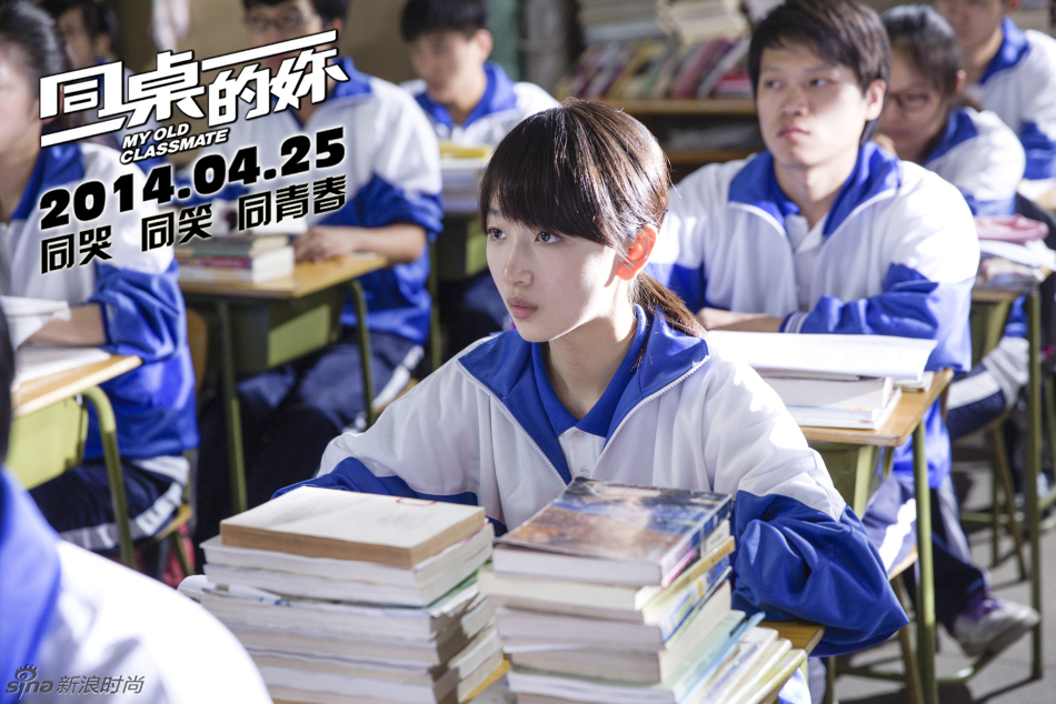 周冬雨：校园女神代表作《同桌的你》，“谋女郎”的光环让她星途平坦，而且在经过了被造型师“黑”的时期，现在的造型师越来越时尚，耐看。