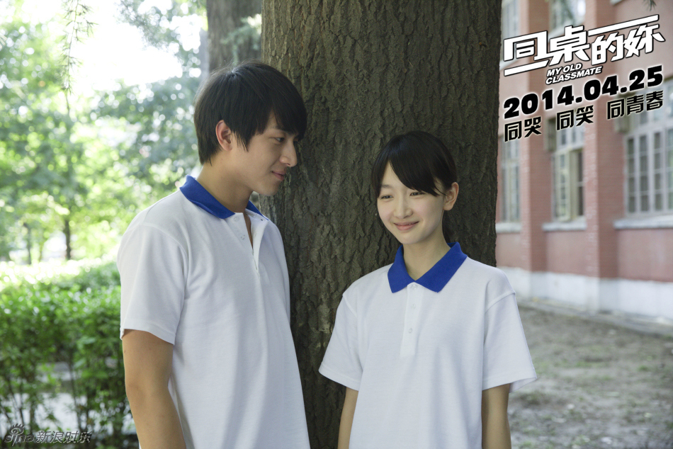 周冬雨：校园女神代表作《同桌的你》，“谋女郎”的光环让她星途平坦，而且在经过了被造型师“黑”的时期，现在的造型师越来越时尚，耐看。