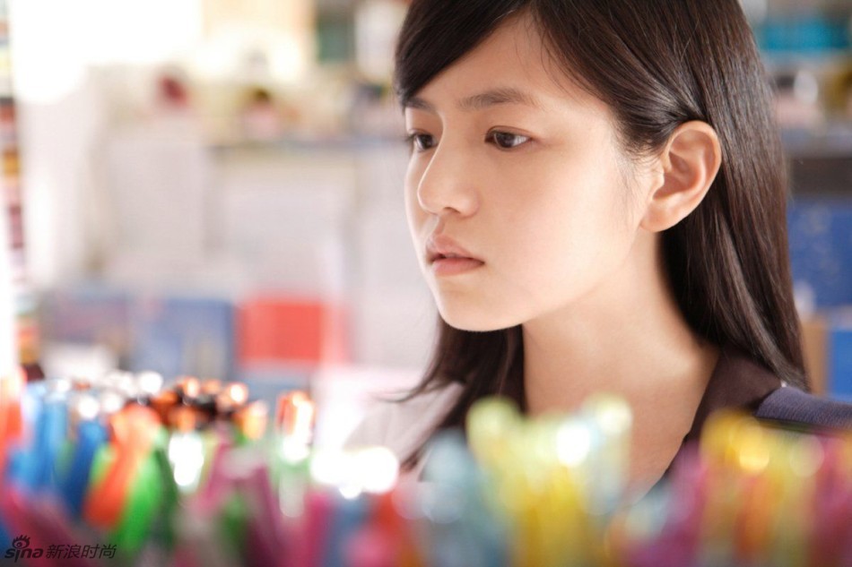 陈妍希：校园女神代表作《那些年，我们一起追过的女孩》，从“初恋女神”到“小笼女”还是要归咎于她的差品味，总被时尚博主们抨击还不思改进。 宅男请“舔屏” 校园女神“脱掉”校服陪你跨年。