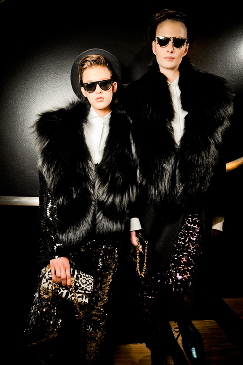 Colinne Michaelis和 Suzie Bird在Dolce & Gabbana 2011秋季秀场后台。
