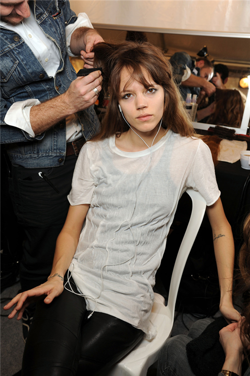Freja Beha Erichsen在Chloé2011秋季秀场后台。