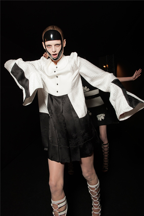 Hanne Gaby Odiele在Alexander McQueen2015春季秀场后台。