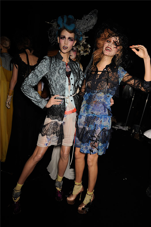 Karlie Kloss 和 Maryna Linchuk, John Galliano2010春季秀场后台。