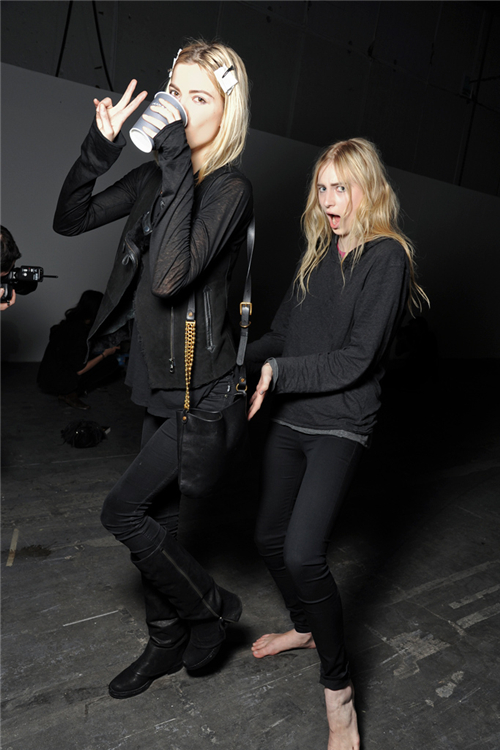 Kasia Struss 和 Julia Nobis, Alexander Wang 2011秋季秀场后台。