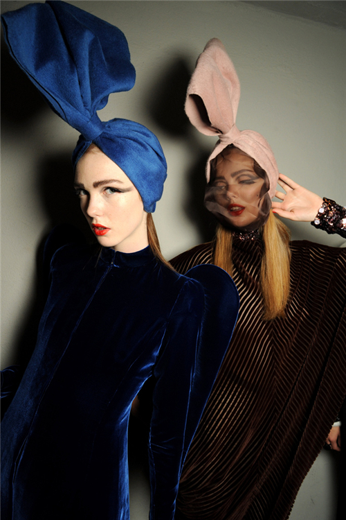 Kate Somers 和Frida Gustavsson, Jean Paul Gaultier2010 秋季高级成衣秀场后台。