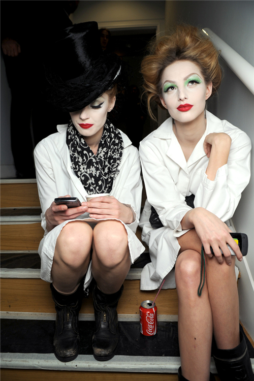 Olga Sherer 和 Michaela Kocianova, Christian Dior 2010春季高级成衣秀场后台