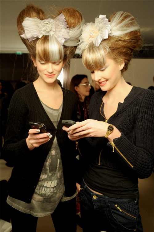 Marlena Szoka 和 Lisanne de Jong, Chanel 2010春季高级成衣秀场后台。