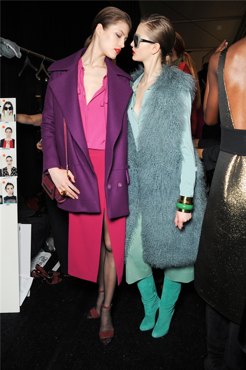 Yulia Kharlapanova 和 Kristina Romanova, Diane von Furstenberg 2011秋季秀场后台。