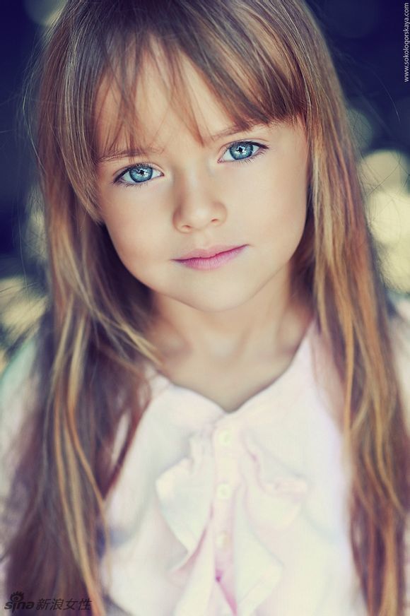 她只是一个只有8岁的小女孩，她最近更被封为“全球最美小女孩”，她名叫 Kristina Pimenova，4岁时已展开模特儿生涯。