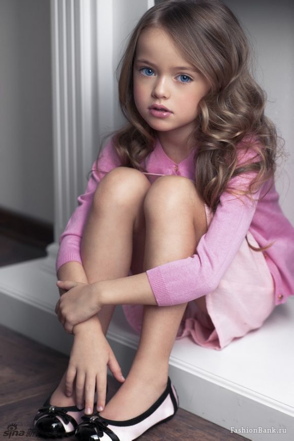 她只是一个只有8岁的小女孩，她最近更被封为“全球最美小女孩”，她名叫 Kristina Pimenova，4岁时已展开模特儿生涯。