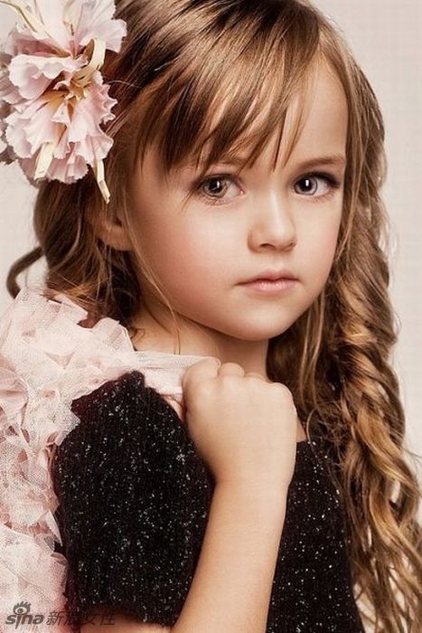 她只是一个只有8岁的小女孩，她最近更被封为“全球最美小女孩”，她名叫 Kristina Pimenova，4岁时已展开模特儿生涯。