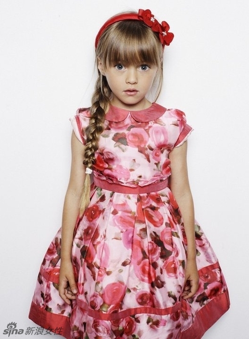 她只是一个只有8岁的小女孩，她最近更被封为“全球最美小女孩”，她名叫 Kristina Pimenova，4岁时已展开模特儿生涯。