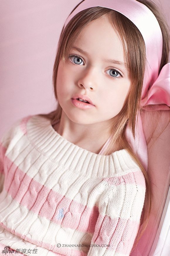 她只是一个只有8岁的小女孩，她最近更被封为“全球最美小女孩”，她名叫 Kristina Pimenova，4岁时已展开模特儿生涯。