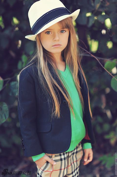 她只是一个只有8岁的小女孩，她最近更被封为“全球最美小女孩”，她名叫 Kristina Pimenova，4岁时已展开模特儿生涯。