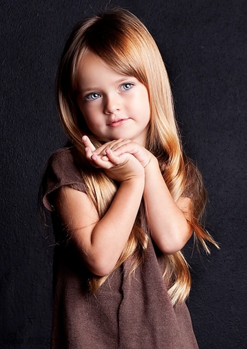 她只是一个只有8岁的小女孩，她最近更被封为“全球最美小女孩”，她名叫 Kristina Pimenova，4岁时已展开模特儿生涯。