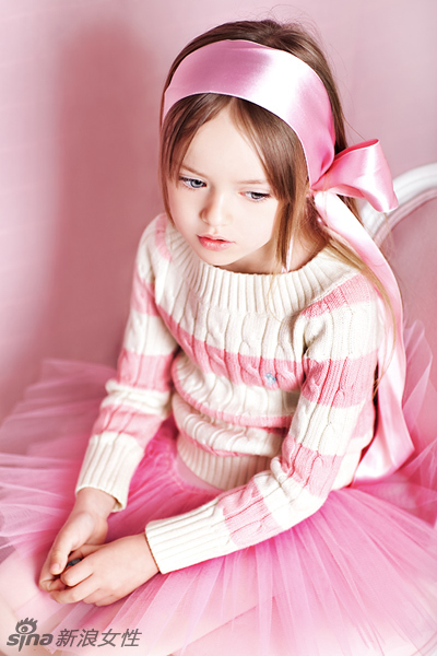 她只是一个只有8岁的小女孩，她最近更被封为“全球最美小女孩”，她名叫 Kristina Pimenova，4岁时已展开模特儿生涯。