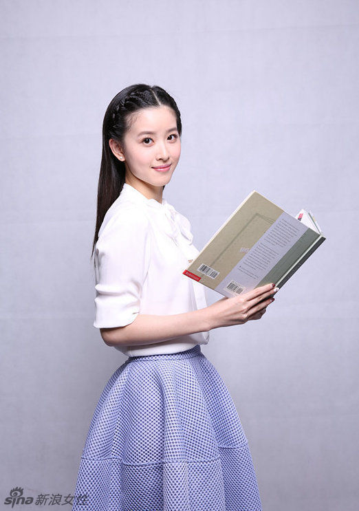 奶茶妹妹章泽天综艺节目定妆照被放出。照片中的章泽天甜美清纯，依旧是大家喜欢的那个校园女神。