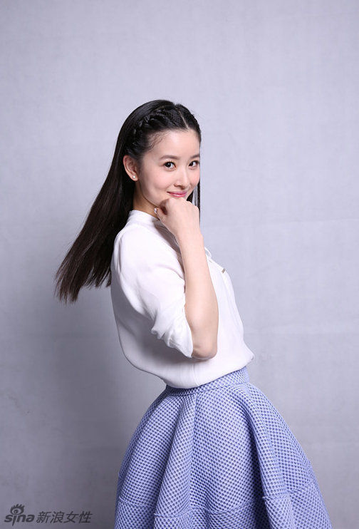 奶茶妹妹章泽天综艺节目定妆照被放出。照片中的章泽天甜美清纯，依旧是大家喜欢的那个校园女神。