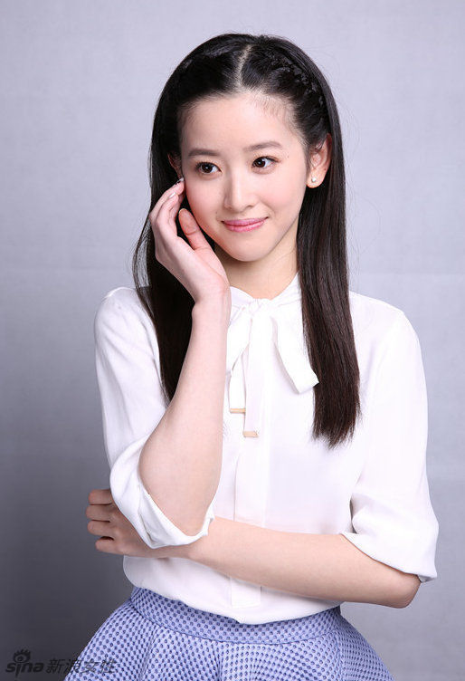 奶茶妹妹章泽天综艺节目定妆照被放出。照片中的章泽天甜美清纯，依旧是大家喜欢的那个校园女神。